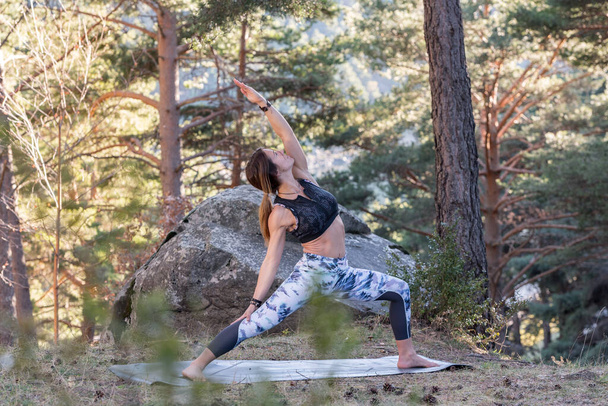 vrouw oefent yoga alleen in het bos terug bekijk outdoor activiteit jong aantrekkelijk aziatisch vrouw oefenen yoga, oefening uit te oefenen vrouwen is mediteren alleen bij zonsopgang. - Foto, afbeelding