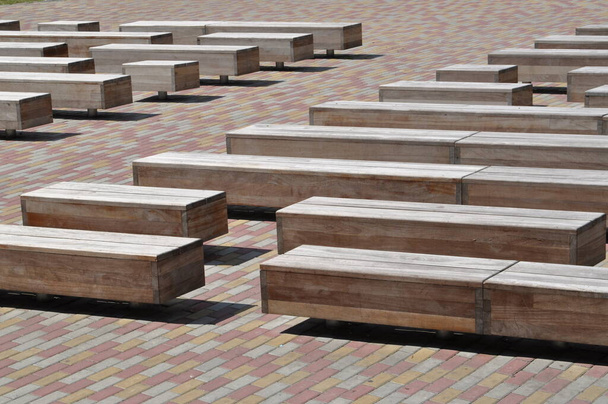 nowoczesna drewniana ławka w rzędach w parku publicznym - Zdjęcie, obraz