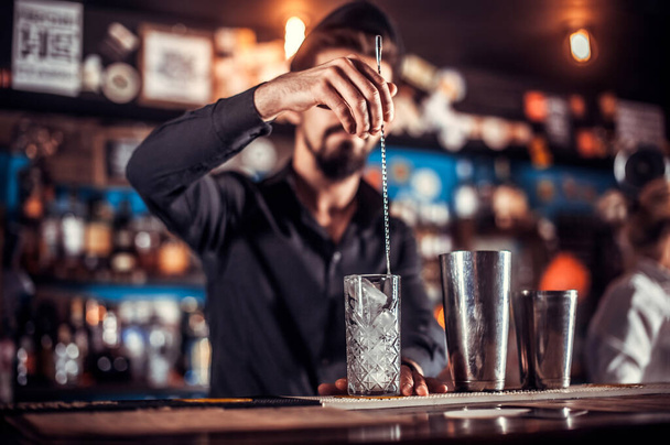 Experto barman formula un cóctel en el pub - Foto, imagen