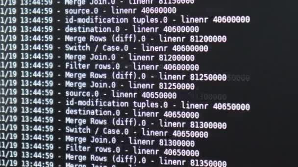Λευκό κώδικα λογισμικού υπολογιστή κινείται σε μια μαύρη οθόνη. Hacking υπολογιστών στη διαδικασία, δυναμικό κείμενο που τρέχει και ρέει στην οθόνη PC. - Πλάνα, βίντεο