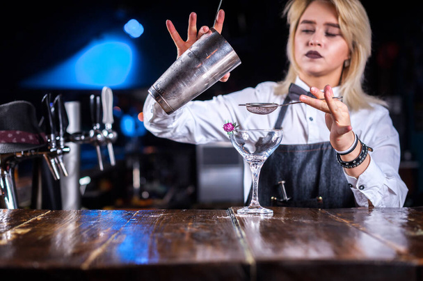 Дівчина бармен змішує коктейль в алеї
 - Фото, зображення