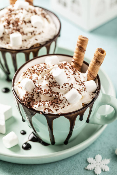 Forró csoki vagy tojáslikőr. Ünnepi desszert tejszínhabbal vagy jégkrémmel és csokoládéval - Fotó, kép
