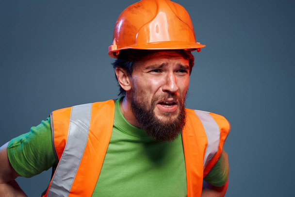Constructores emocionales naranja sombrero duro seguridad trabajo fatiga fondo azul - Foto, imagen