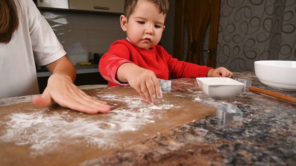 Matka i dziecko gotują z mąki. Wysokiej jakości zdjęcie - Zdjęcie, obraz