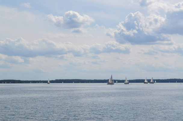 voilier flottant sur le lac et ciel bleu voile - Photo, image