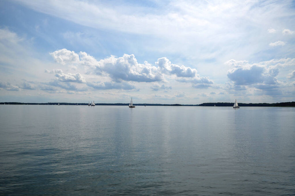 Segelboot schwimmt auf dem See und blauer Himmel segelt - Foto, Bild