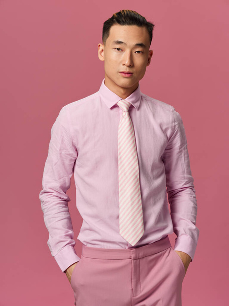 homem asiático aparência camisa gravata elegante estilo recortado vista rosa fundo - Foto, Imagem