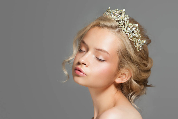 Beautiful blond woman in the image of a bride with a tiara in her hair. - Fotografie, Obrázek