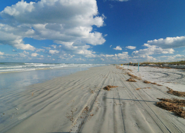 Beach Road On The Beach At Lighthouse Point Park In Ponce Inlet On A Sunny Autumn Day With A Clear Blue Sky And A Few Clouds - Foto, imagen