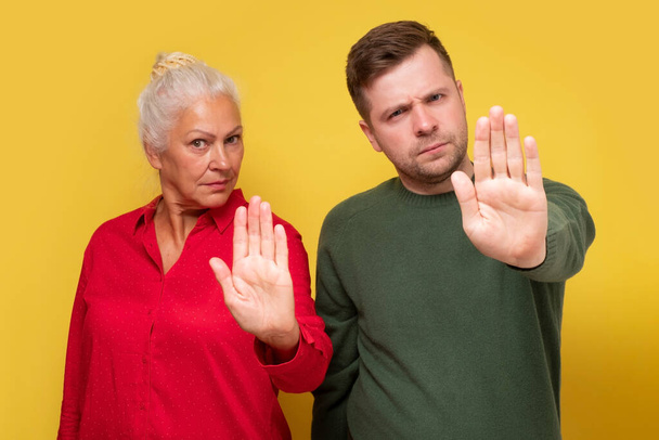 Pár žena a muž, matka ans syn ukazující odmítavé gesto - Fotografie, Obrázek