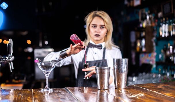 Dziewczyna barman tworzy koktajl w saloonie - Zdjęcie, obraz