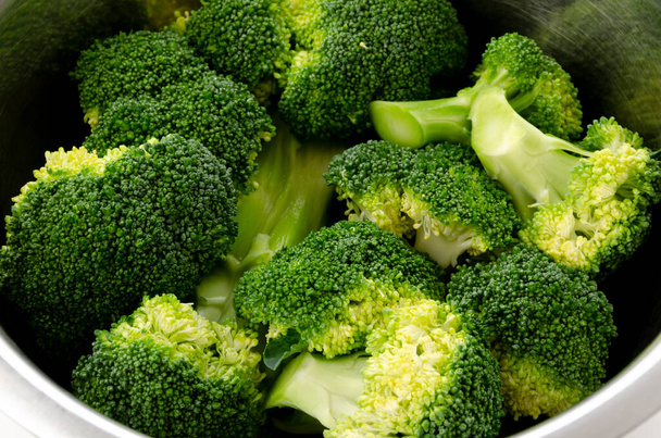 broccoli freschi in una ciotola di acciaio inox su fondo bianco - Foto, immagini