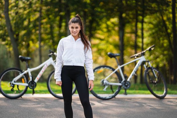 Bella ragazza in posa a bicicletta bianca. Passeggiata nella natura. - Foto, immagini