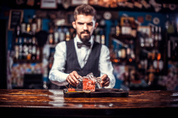 Il barista fiducioso mescola un cocktail al night club - Foto, immagini