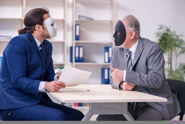 交渉中にマスクをしたビジネスマン2人 - 写真・画像