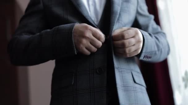 ボタンジャケットの手を閉じます。スーツの男ファスナーボタンの上に彼のジャケット準備外出 - 映像、動画