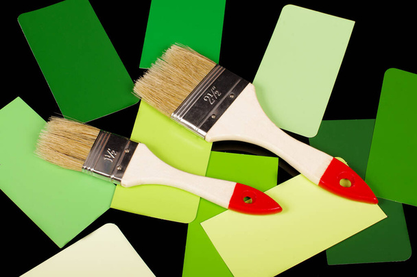 Farbmusterkarten und Pinsel für Wohndekoration und Designprojekte - Foto, Bild