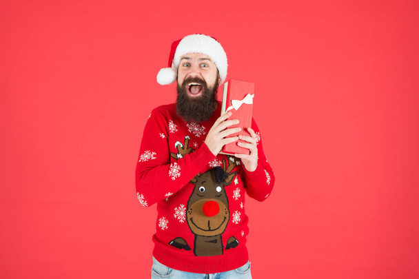 santa claus bearded man wish happy new year and merry christmas holiday ready to celebrate party with xmas presents and gifts, shopping sale and discount - Foto, afbeelding