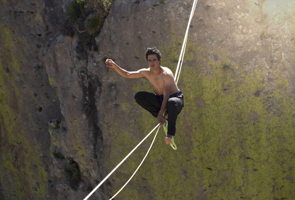 молодий латиноамериканський чоловік, роблячи щільну прогулянку в горах, в природі. екстремальні види спорту
. - Фото, зображення