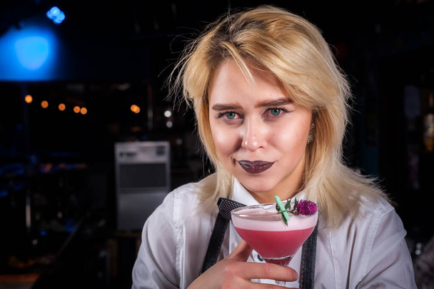 Viehättävä tyttö baarimikko paikkoja viimeistely koskettaa juomaa - Valokuva, kuva
