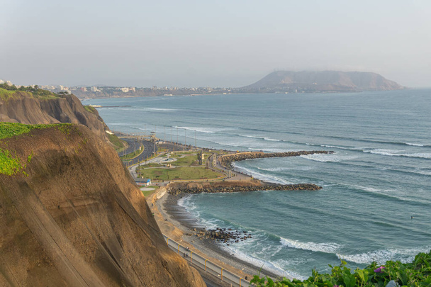 Vista do oceano a partir do Distrito de Miraflores Peru, um penhasco, árvore e grama verde - Foto, Imagem
