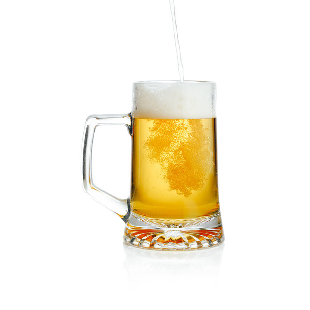 schenk een mok met vers bier, geïsoleerd op wit - Foto, afbeelding