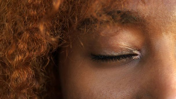Κοντινό πλάνο, βλέφαρο μάτι μιας Αφροαμερικανής νεαρής γυναίκας  - Φωτογραφία, εικόνα