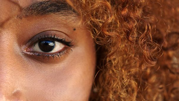 Lähikuva, silmä afrikkalainen amerikkalainen nuori nainen katselee kameraa - Valokuva, kuva