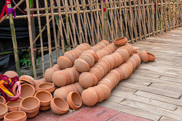 Immagine di mucchio di pentola rotonda di argilla per alimenti o terracotta - Foto, immagini