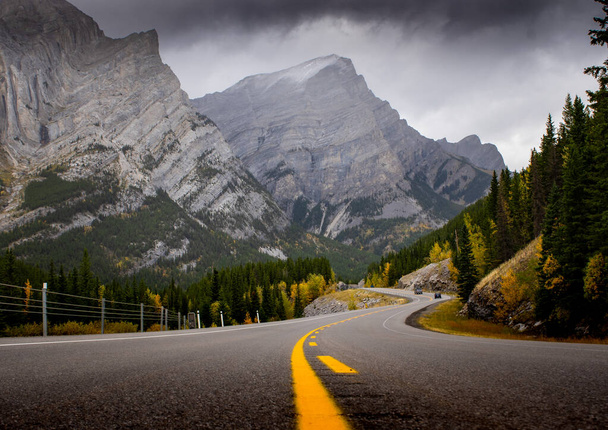 Alberta Highway 40 käämitys läpi Kanadan Kalliovuoret syksyllä. - Valokuva, kuva