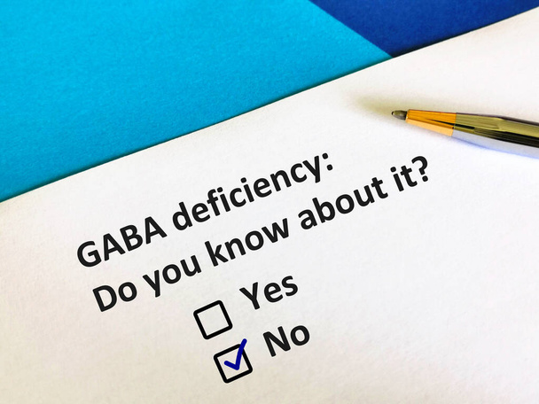 Uma pessoa está respondendo a pergunta sobre deficiência de GABA. - Foto, Imagem
