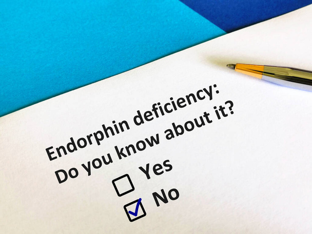 Uma pessoa está respondendo a pergunta sobre deficiência de endorfina. - Foto, Imagem