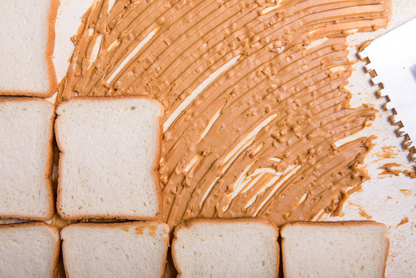 Arquitecto pan con carácter de mantequilla de maní y tostadas. Tostadas - baldosas - Foto, Imagen