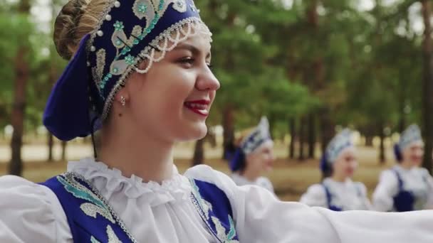 Крупным планом шесть молодых красивых женщин танцуют русский традиционный танец в летнем лесу - Кадры, видео