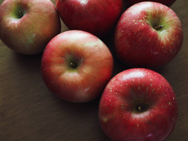 Čerstvé organické ovoce červené jablko - Fotografie, Obrázek