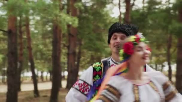 Primer plano de pareja en trajes tradicionales están bailando bailes nacionales ucranianos - Metraje, vídeo