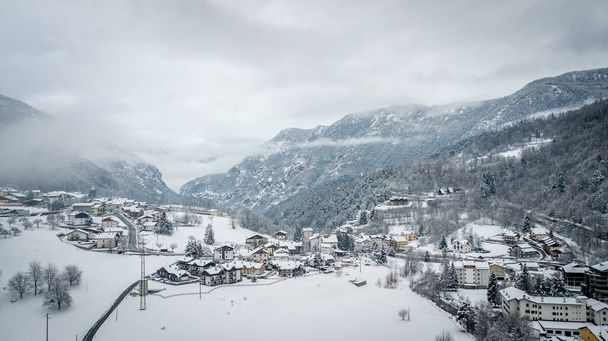 Zimowy panoramiczny krajobraz w Valle d 'Aosta. Włochy. widok na Antey-Saint-Andre z góry - Zdjęcie, obraz