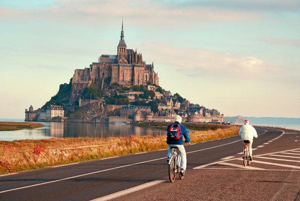 Mont Saint-Michel, uma ilha rochosa na Normandia, França
 - Foto, Imagem