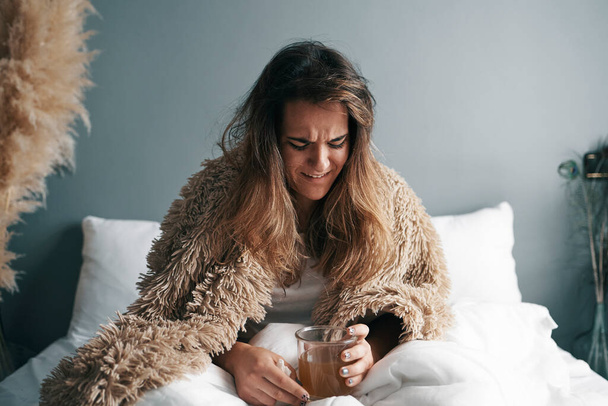 A sick young woman in bed in quarantine - Фото, зображення