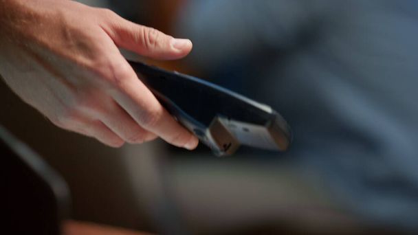 Empresaria haciendo pago a mano con tarjeta de crédito a través de pos terminal - Foto, Imagen