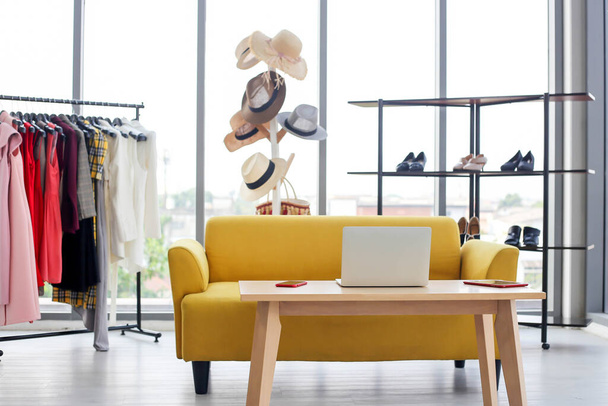 Mostra loja de roupas de moda em uma loja moderna
 - Foto, Imagem