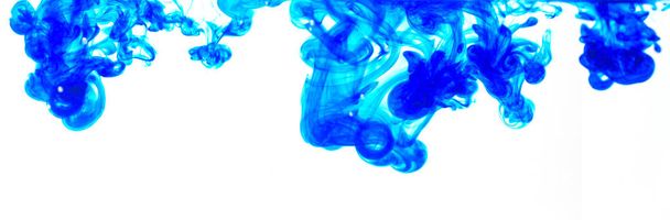 tinta de color en agua aislada en blanco, gotas de pintura en agua, movimiento de gotas de color, fondo abstracto. - Foto, Imagen