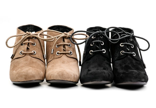 dva páry, černé a hnědé boty s tkaničkami na bílém pozadí - Fotografie, Obrázek