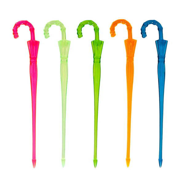 Прикрашений різнокольоровими прозорими коктейльними паличками у формі парасольок. Ізольовані на білому
 - Фото, зображення