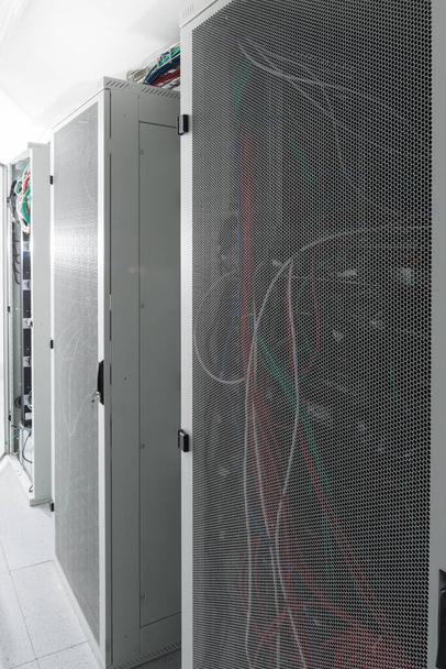 Uma linha de racks com hardware de armazenamento de dados dentro da sala do servidor - Foto, Imagem
