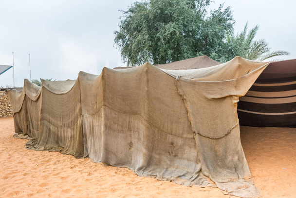 Tente de vie pour les anciens Arabes dans le village folklorique Heritage à Abu Dhabi, Émirats arabes unis. - Photo, image
