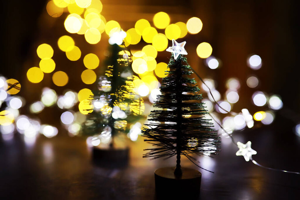 Karácsony és újév ünnep háttér fénymásolás hely. Téli nyaralás háttér fagyasztott fenyő, csillogó fények, bokeh - Fotó, kép