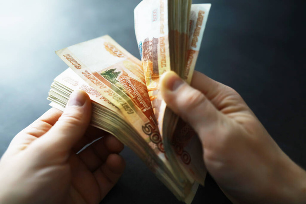 Setelit, joihin on kaiverrettu "viisi tuhatta ruplaa". Venäjän rahan nimellisarvo on viisi tuhatta ruplaa. Lähikuva Venäjän ruplaa. Rahoituksen käsite. Rahan tausta ja rakenne - Valokuva, kuva