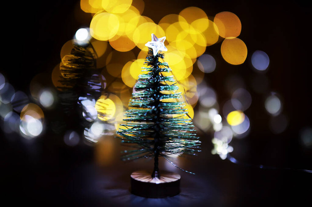 Natale e Capodanno vacanza sfondo copia spazio. Sfondo vacanza invernale con abete congelato, luci glitter, bokeh - Foto, immagini