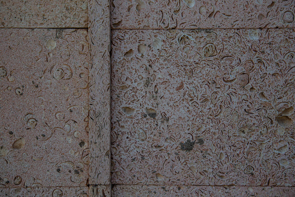Текстура каменной стены, напольные покрытия, разрушение бетона, коррозия металла и ржавая античность, основа арматуры и потолков, щепки краски - Фото, изображение